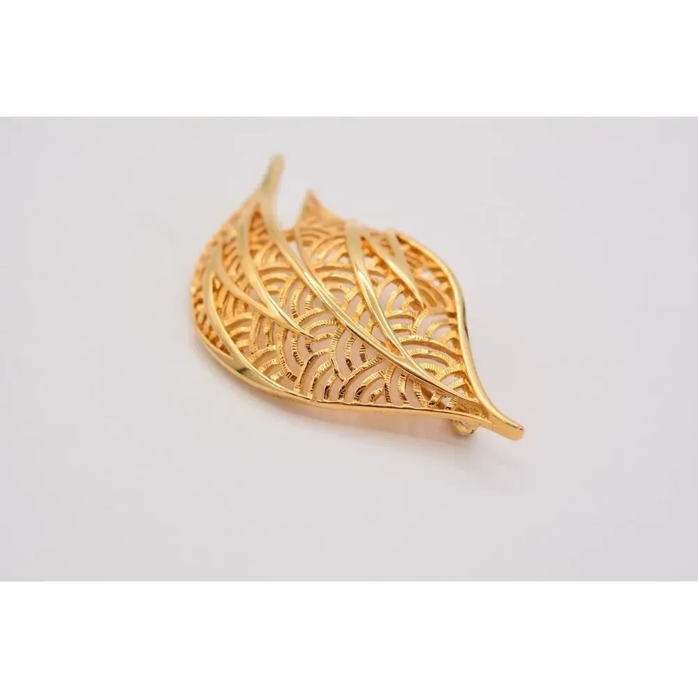 TAT Vintage Leaf Pin Brooch Gold Tone Filigree Shiny Chunky Signed 1980s BinF